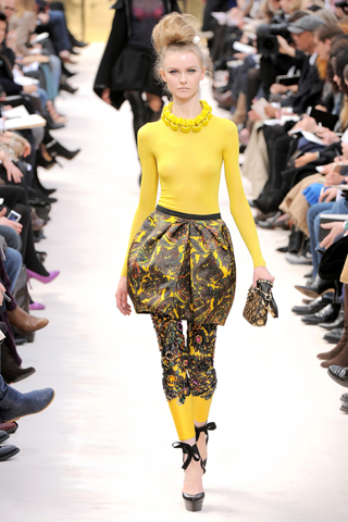 Remera amarilla falda puf estampada calzas estampadas Louis Vuitton